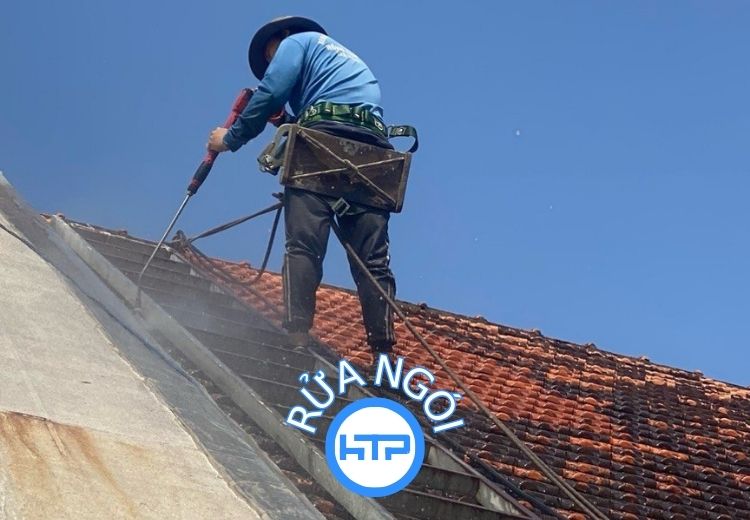 Quy trình vệ sinh mái ngói 7 bước tại HTP